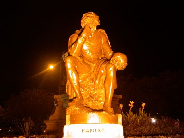 Statue of Hamlet in the basin