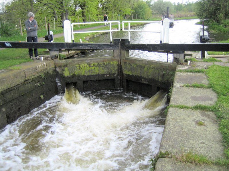 Filling Falls Lock with gate paddles open
