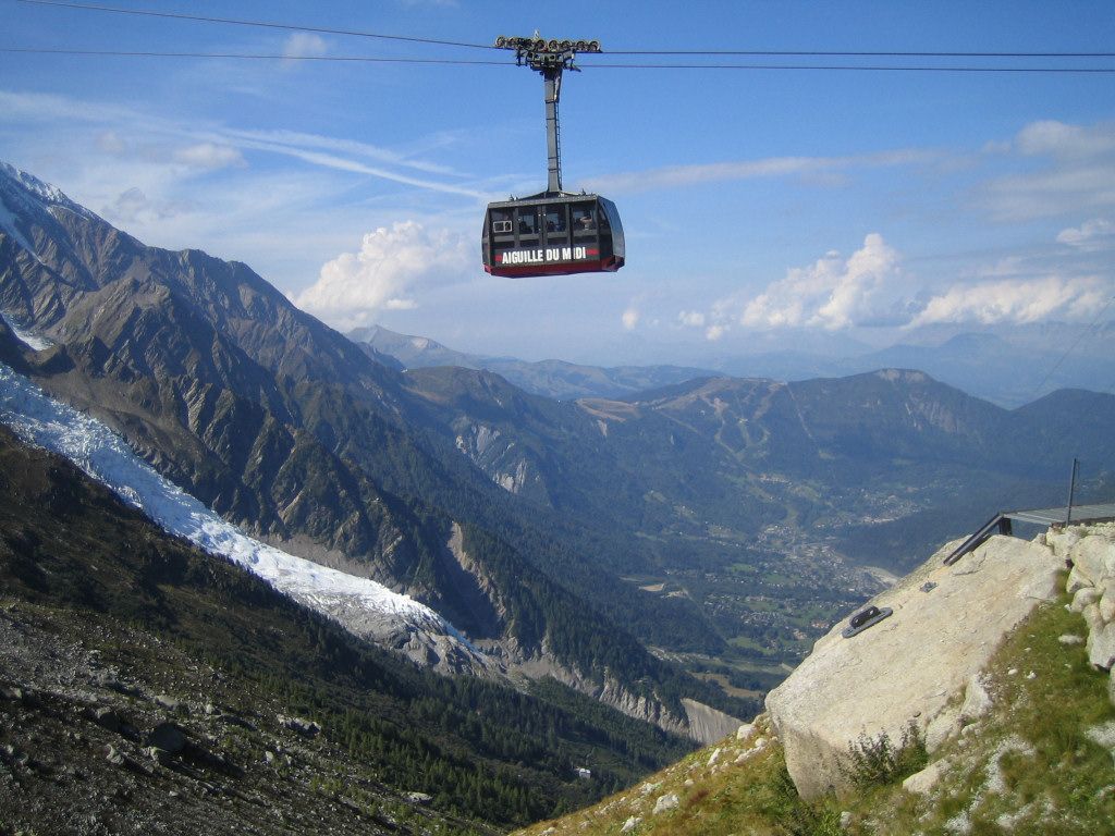 Aguille du Midi top car leaves mid station